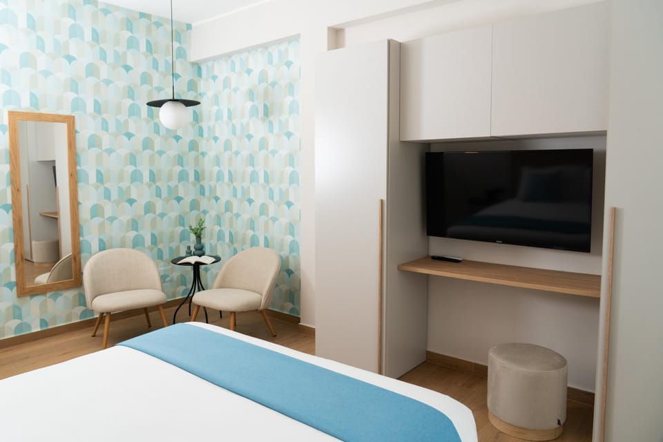 Bed, TV and multimedia, Photo of the whole room, Bedroom