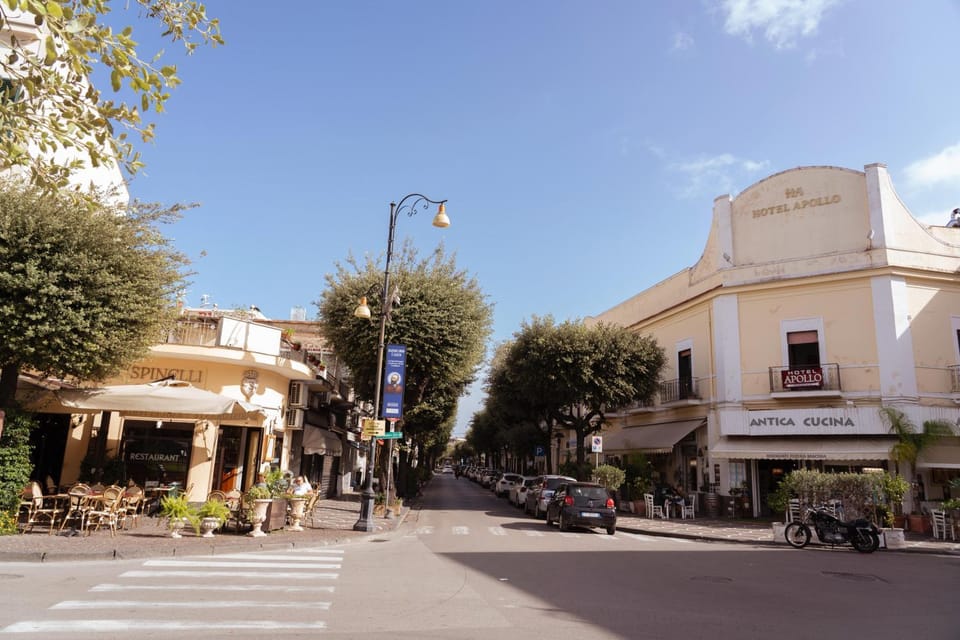 Restaurant/places to eat, Neighbourhood, City view, Street view