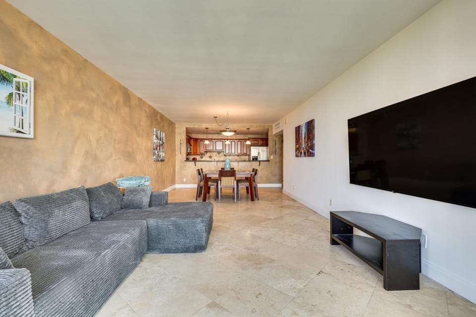 Steps to Sand! 10th-Floor Sunny Isles Beach Escape House in Sunny Isles Beach
