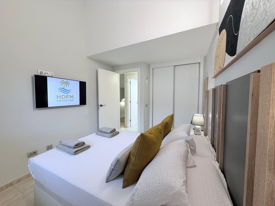 Bed, TV and multimedia, Photo of the whole room, Bedroom, towels
