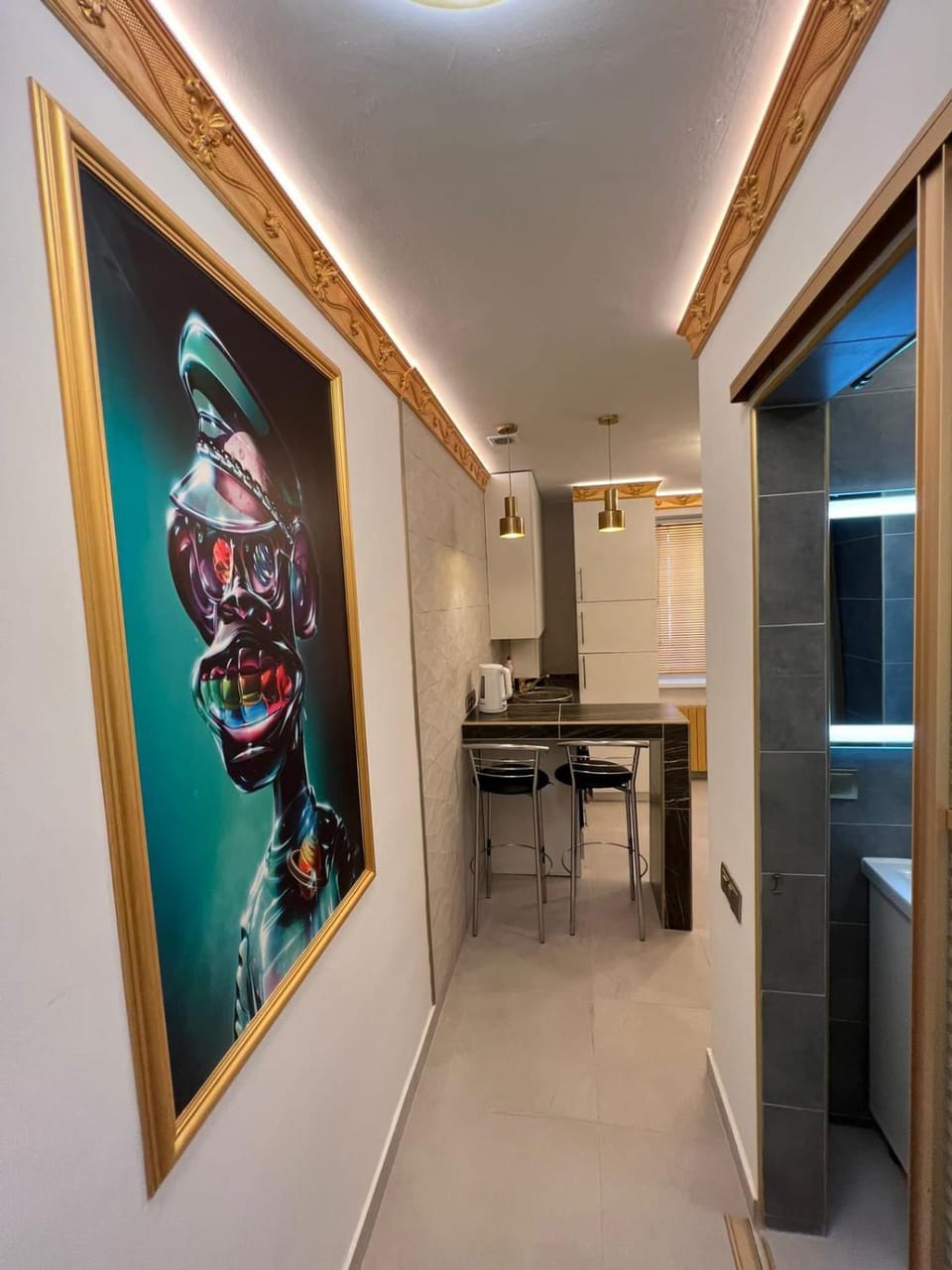 Kitchen or kitchenette, Dining area