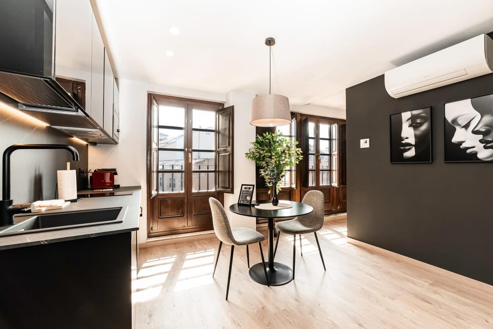Kitchen or kitchenette, Seating area, Dining area
