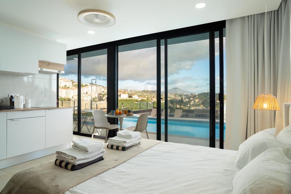 Bed, Kitchen or kitchenette, Bedroom, Swimming pool, towels