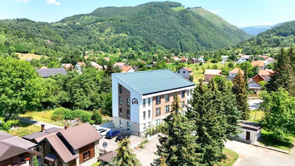 Property building, Day, Neighbourhood, Natural landscape, Bird's eye view, Summer, Mountain view