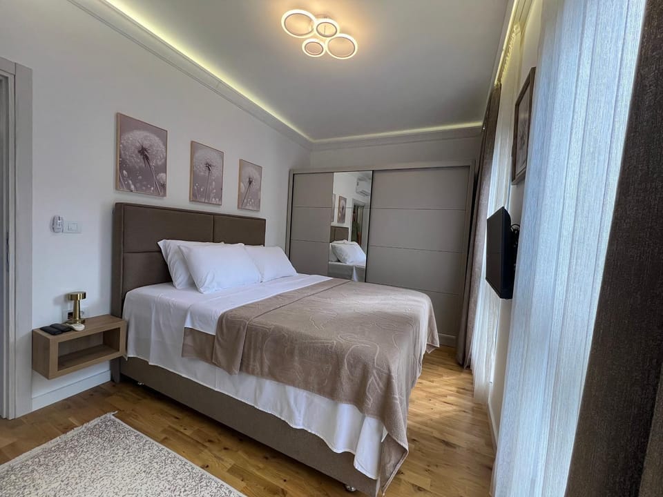 Bed, TV and multimedia, Photo of the whole room, Bedroom, wardrobe