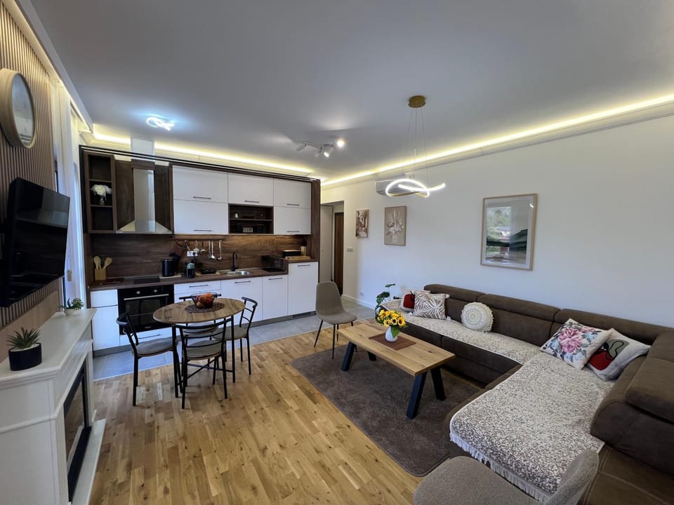 Communal lounge/ TV room, Bed, TV and multimedia, Kitchen or kitchenette, Living room, Seating area, Dining area, oven