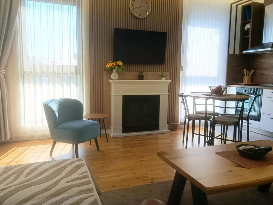 Communal lounge/ TV room, TV and multimedia, Living room, Seating area, Dining area, heating
