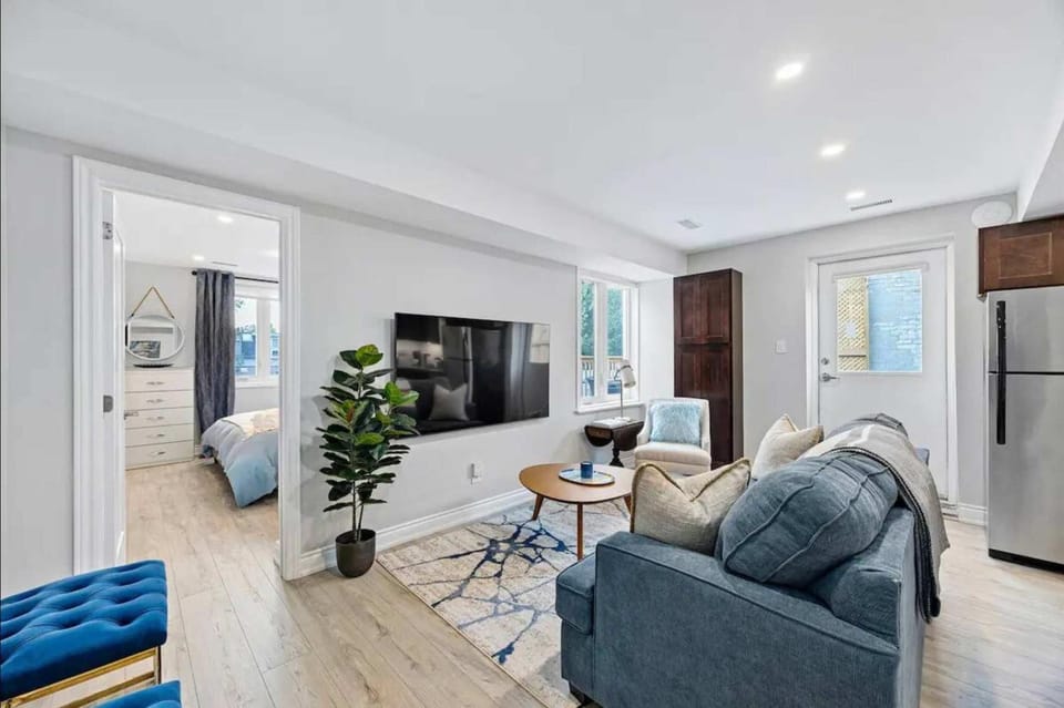 Casa St Clair Hotel Stylish Modern Family Suite with Patio Hotel in Toronto