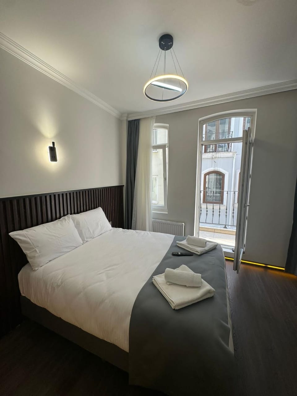 Bed, TV and multimedia, Photo of the whole room, Bedroom, towels, elevator, air conditioner