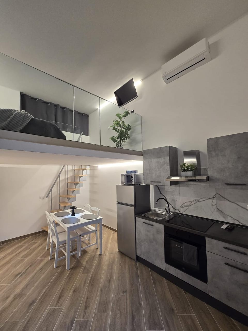 Kitchen or kitchenette, Dining area, oven, stove