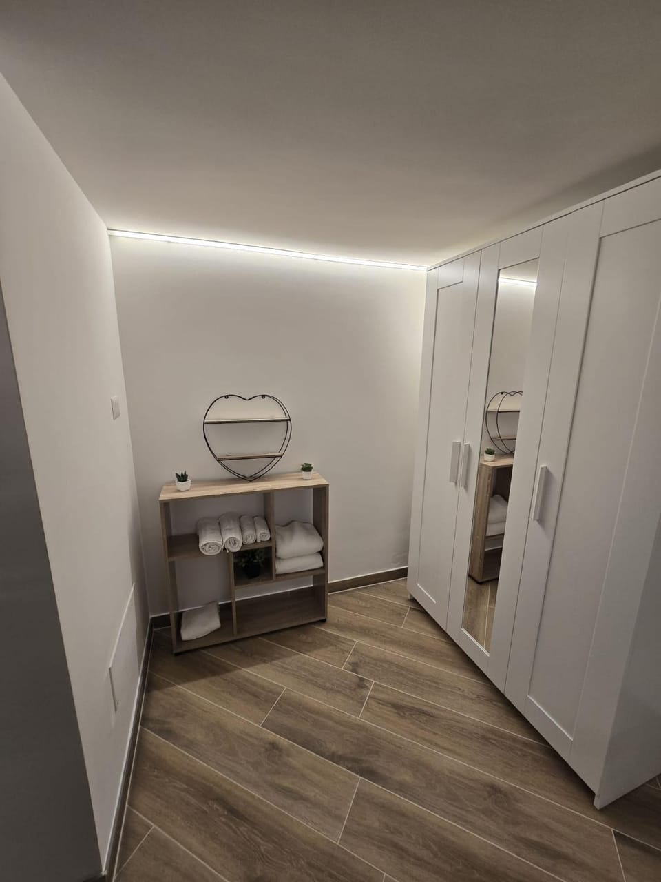 towels, wardrobe