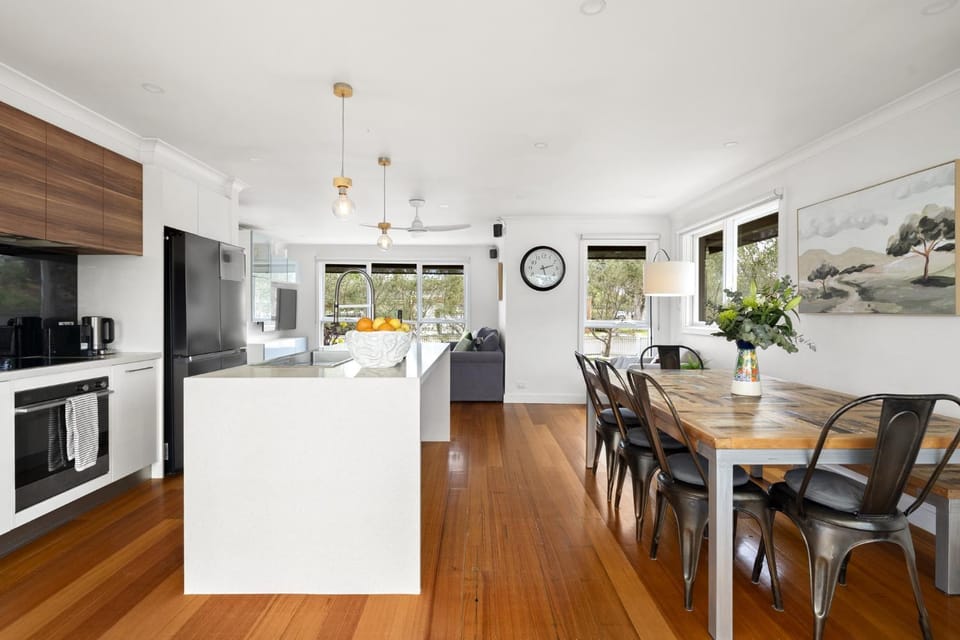 Mordialloc Coastal Escape Beach, Garden & Parking House in Melbourne