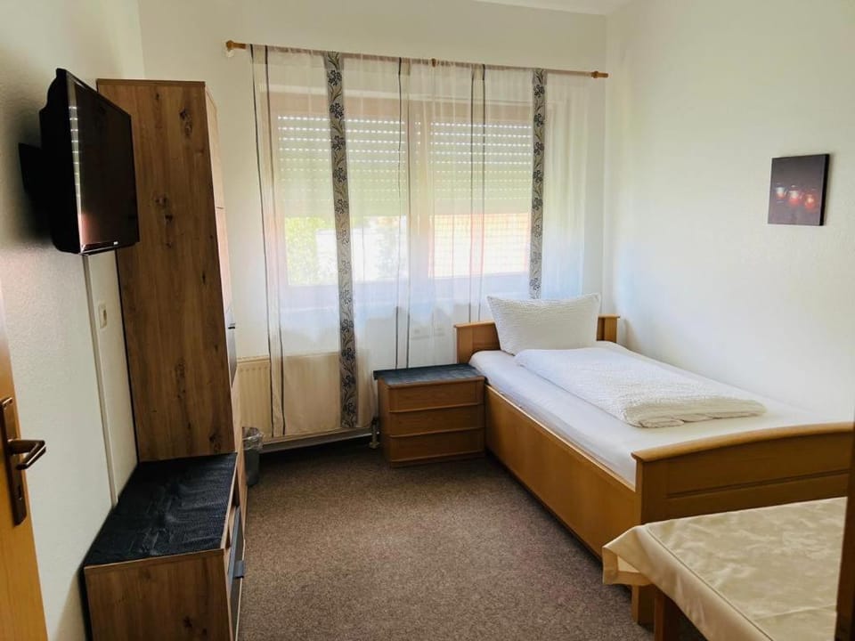 Bed, TV and multimedia, Photo of the whole room, wardrobe