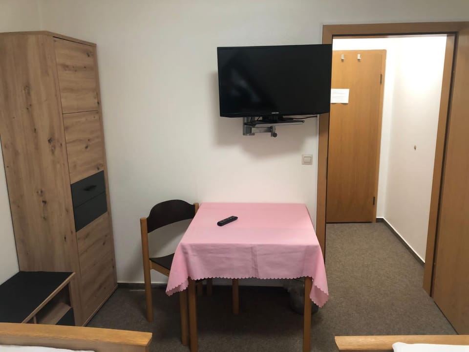 TV and multimedia, Photo of the whole room, wardrobe