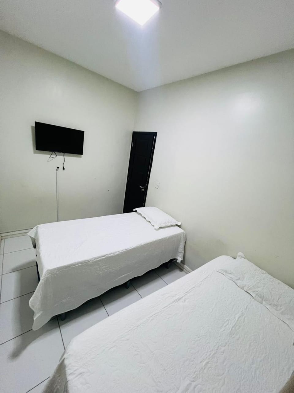 Bed, TV and multimedia, Photo of the whole room