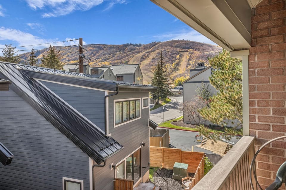 Park City Escape Walk to Lifts plus Shared Hot Tub House in Park City