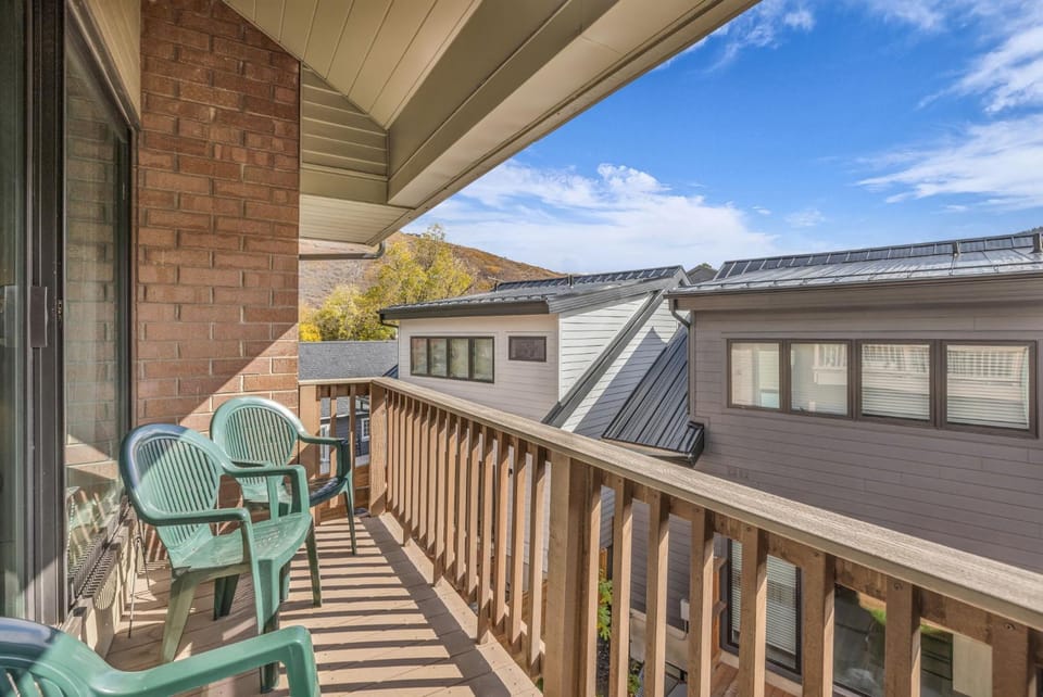 Park City Escape Walk to Lifts plus Shared Hot Tub House in Park City