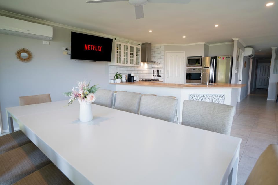 Kitchen or kitchenette, Seating area, Dining area