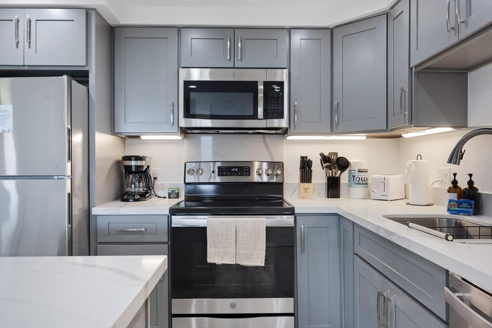 Coffee/tea facilities, Kitchen or kitchenette, oven, stove