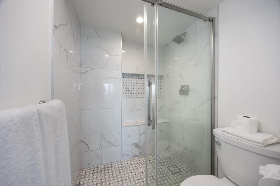 Shower, Toilet, Bathroom, towels
