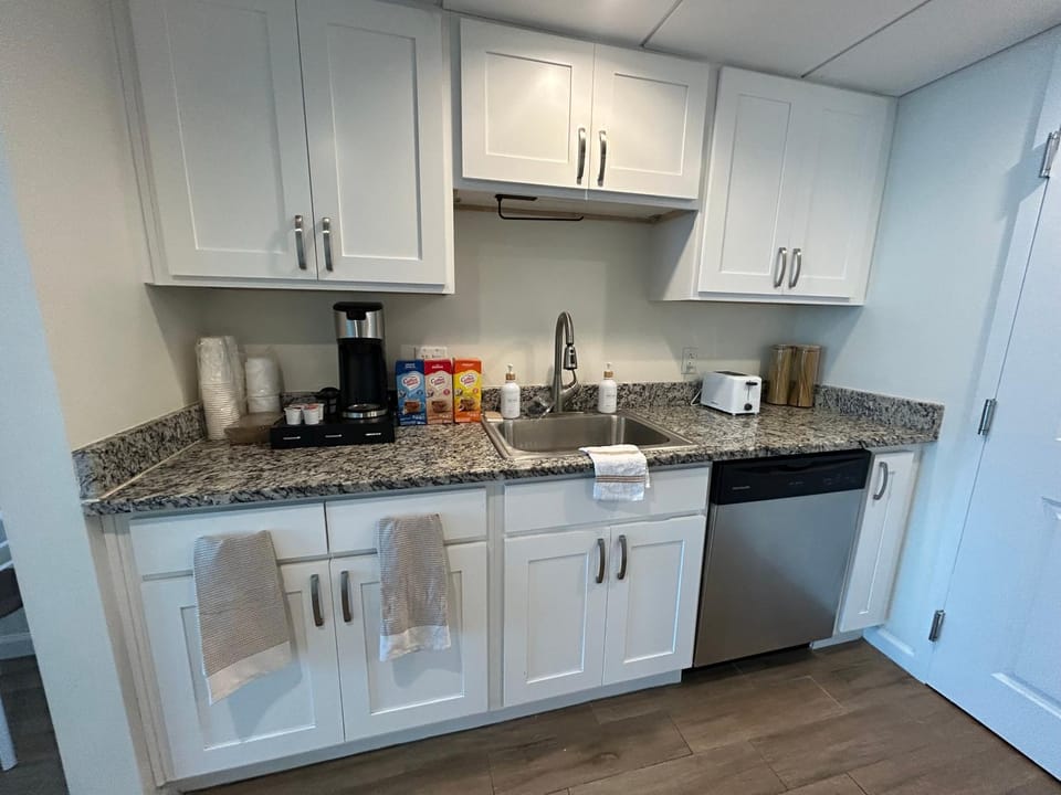Coffee/tea facilities, Kitchen or kitchenette, dishwasher, toaster