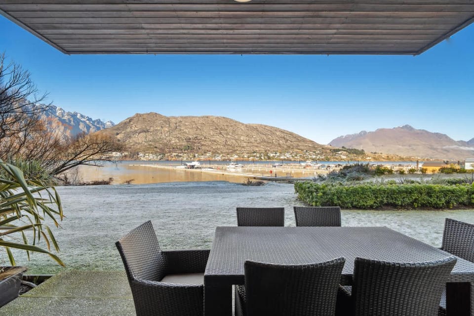 Marina Views Lakeside Stay in Queenstown Apartment in Queenstown