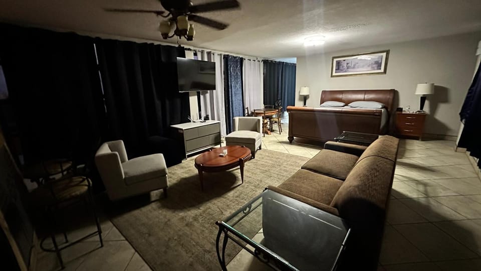Bed, TV and multimedia, Living room, Photo of the whole room, Seating area, Bedroom, fireplace