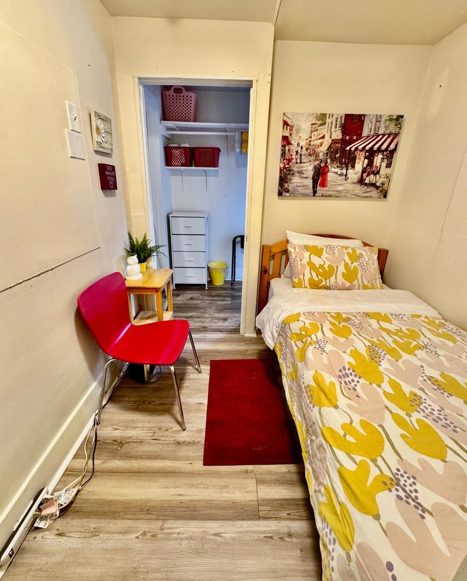 Bed, Seating area, Bedroom