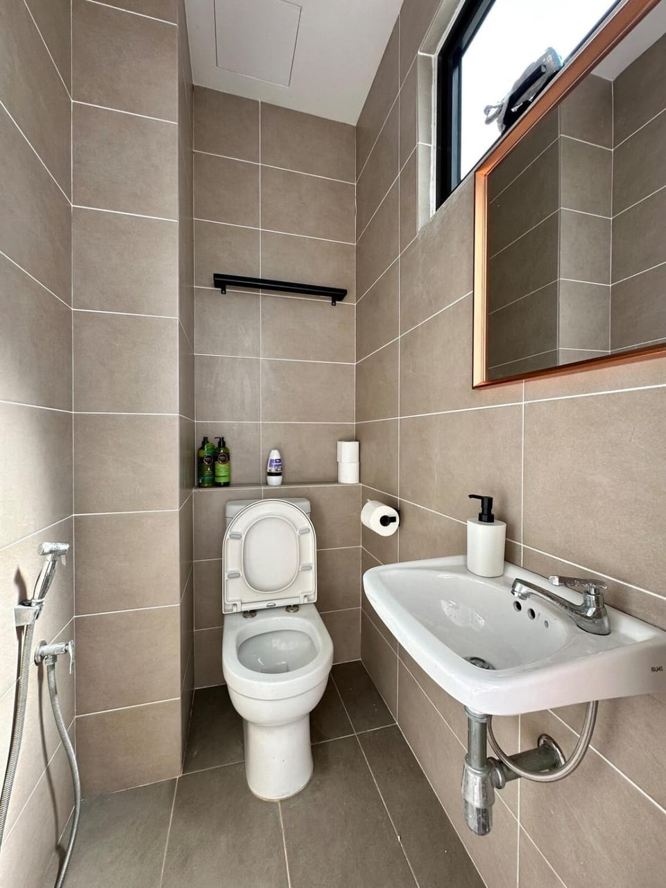 Toilet, bidet, towels