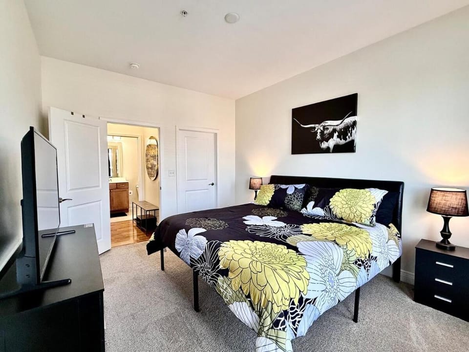 Elaborate Downtown Suite for 6 with fireplace view Apartment in Indianapolis