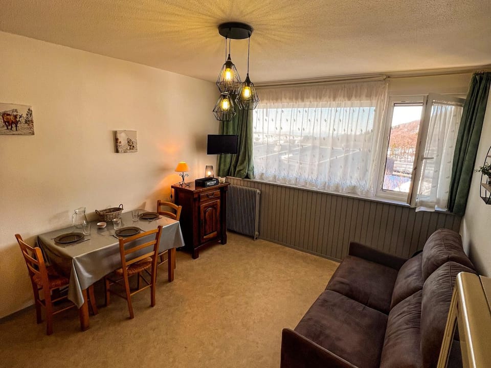 Studio cosy au pied des pistes à Super Besse - FR-1-814-157 Apartment in Besse-et-Saint-Anastaise