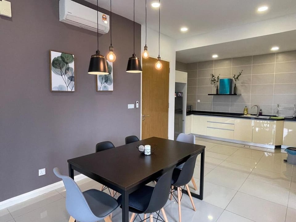 Kitchen or kitchenette, Seating area, Dining area