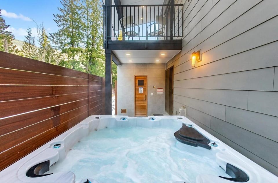 Patio, Day, Natural landscape, Hot Tub