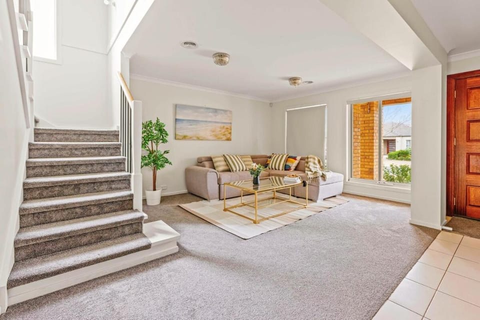 StayAU Modern Sanctuary Mins from the Ct & Airport House in Werribee South