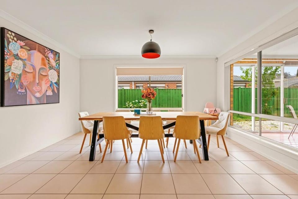 StayAU Modern Sanctuary Mins from the Ct & Airport House in Werribee South