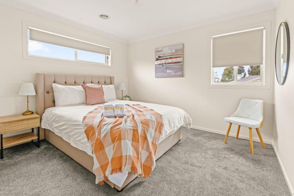 StayAU Modern Sanctuary Mins from the Ct & Airport House in Werribee South