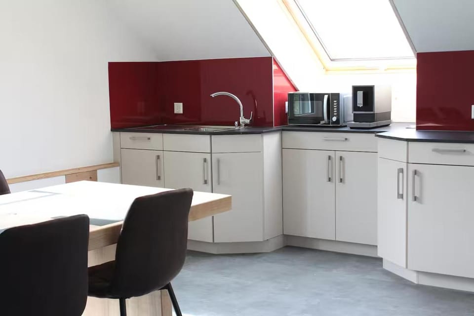 Coffee/tea facilities, Kitchen or kitchenette, Dining area, stove