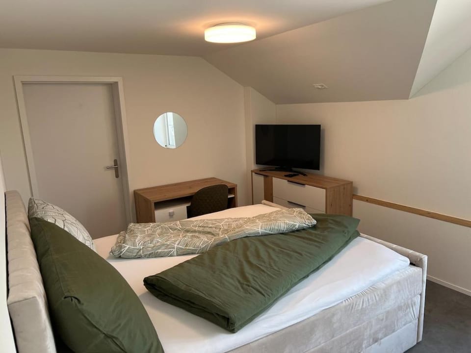 Bed, TV and multimedia, Photo of the whole room, Bedroom