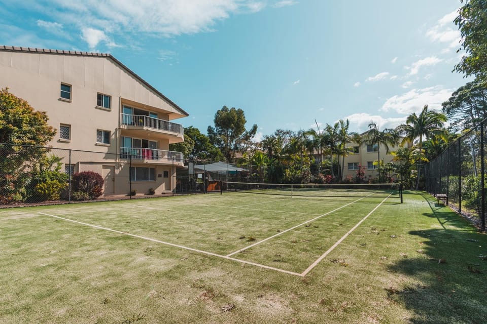 Day, Tennis court