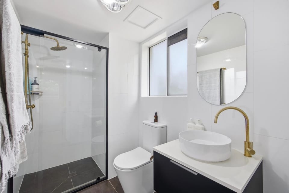 Shower, Toilet, Bathroom, towels