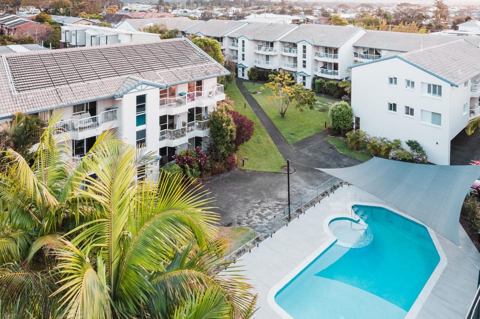 Property building, Day, Bird's eye view, Pool view, Swimming pool