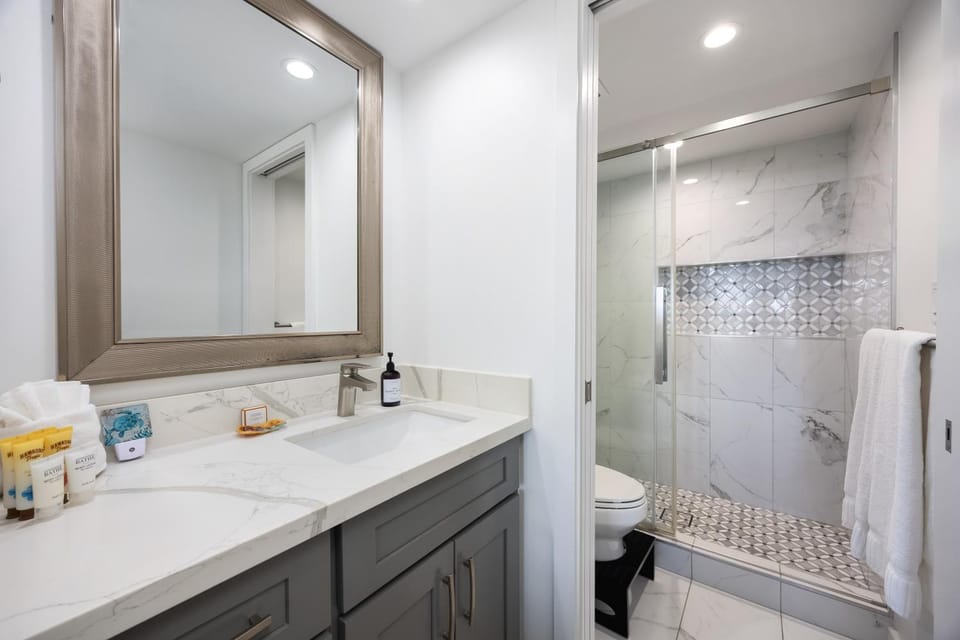 Shower, Toilet, Bathroom, towels