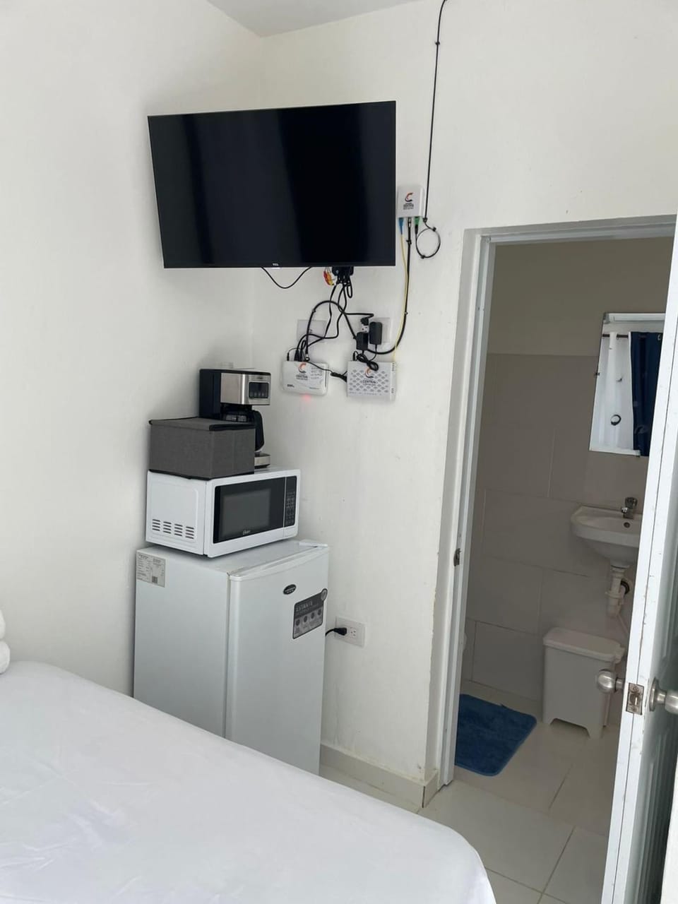 Toilet, Communal lounge/ TV room, Bed, TV and multimedia, Bedroom, microwave, oven
