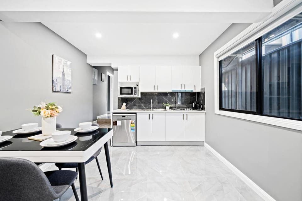 New 2 Bedroom House Close to Mall with Free Parking House in Sydney