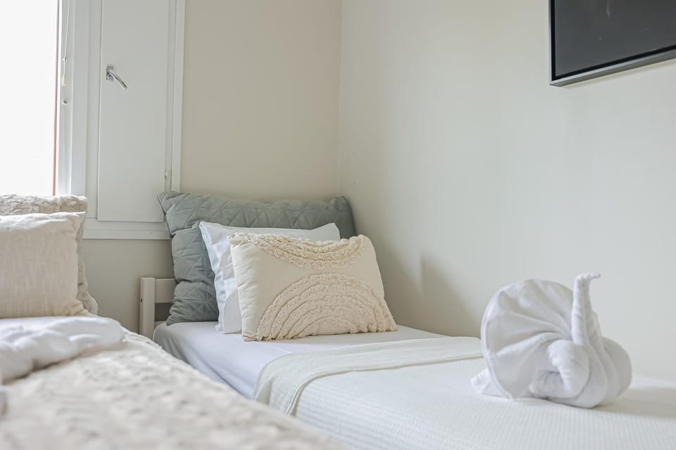 Bed, Bedroom, towels