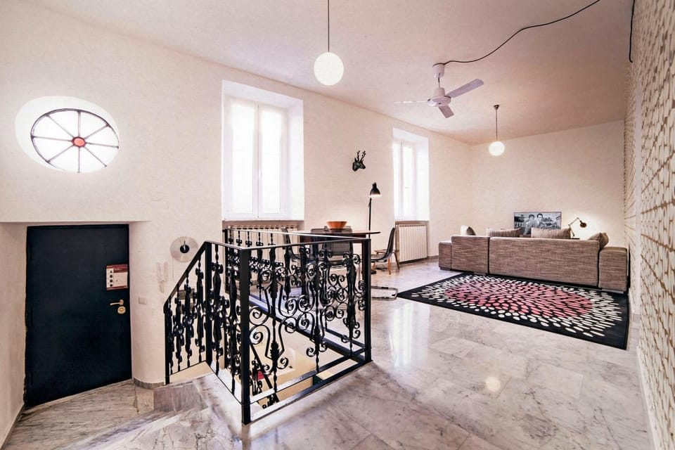 Living room, Photo of the whole room, Decorative detail, Seating area, Dining area
