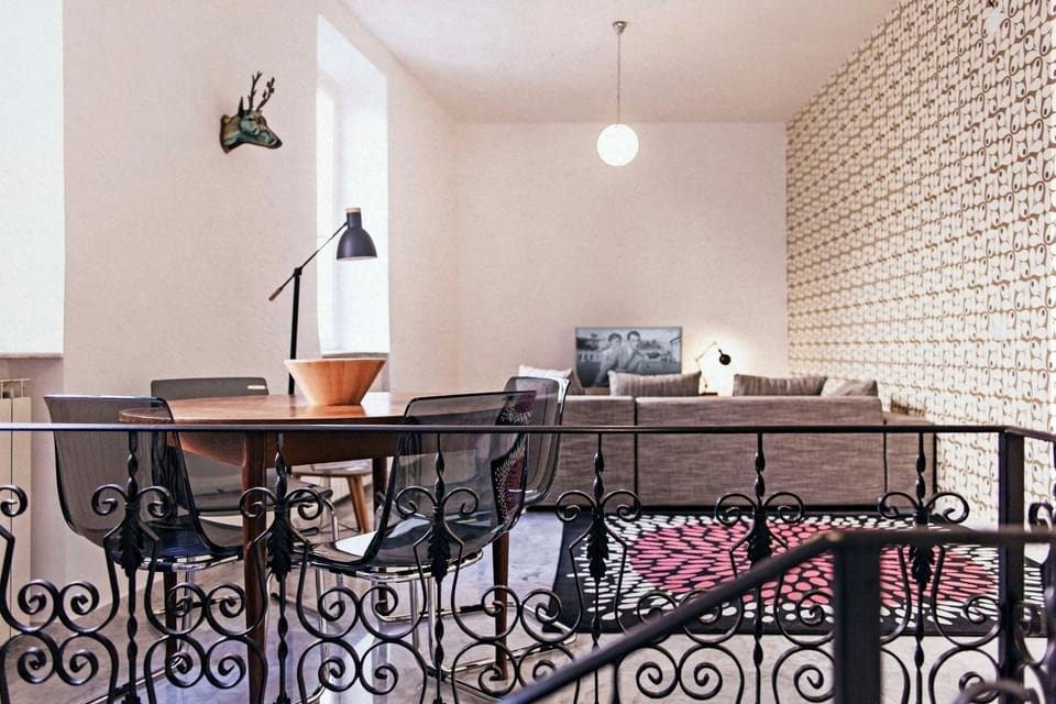 Living room, Photo of the whole room, Decorative detail, Seating area, Dining area