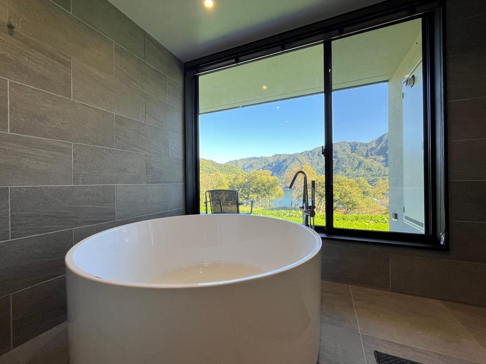 Hot Tub, Photo of the whole room, Lake view