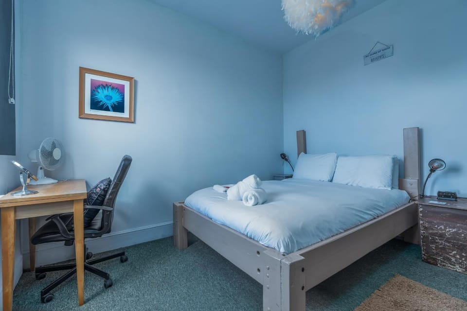 Bed, Photo of the whole room, Bedroom, towels