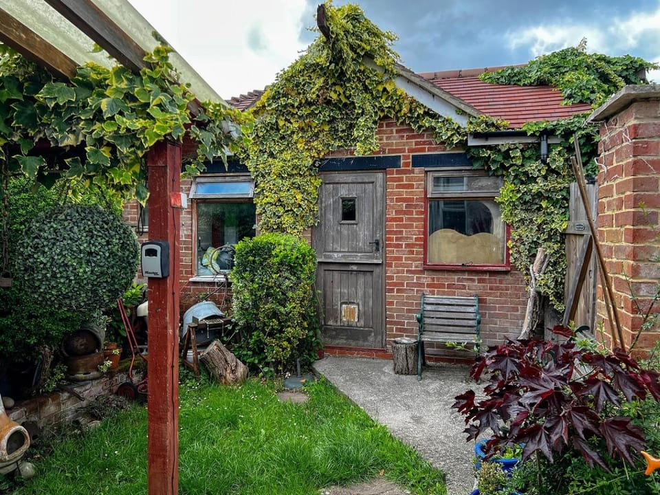 Colourful Victorian Cottage, wood burner, garden House in Bristol